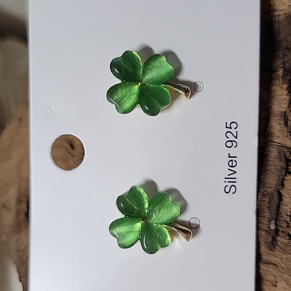 Pearlescent Clover Stud Earrings, 925 Silver - Picture 11 of 11